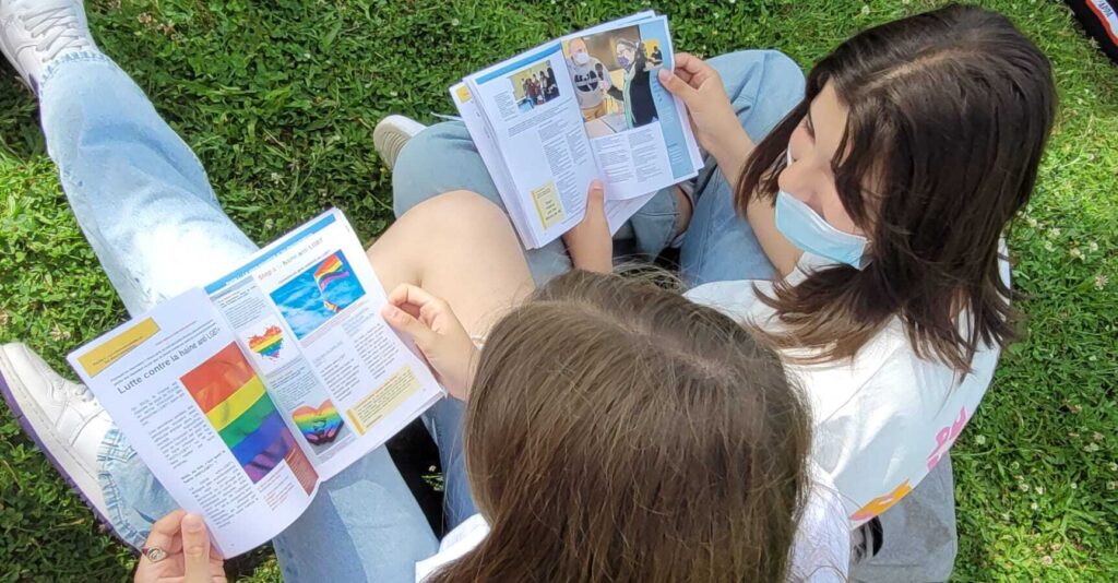 enfants lisent un journal scolaire